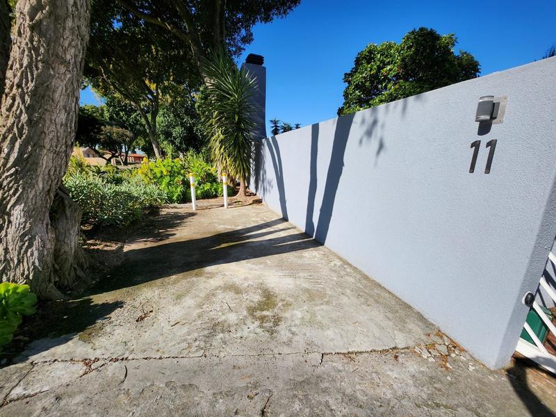 To Let 1 Bedroom Property for Rent in Oakglen Western Cape